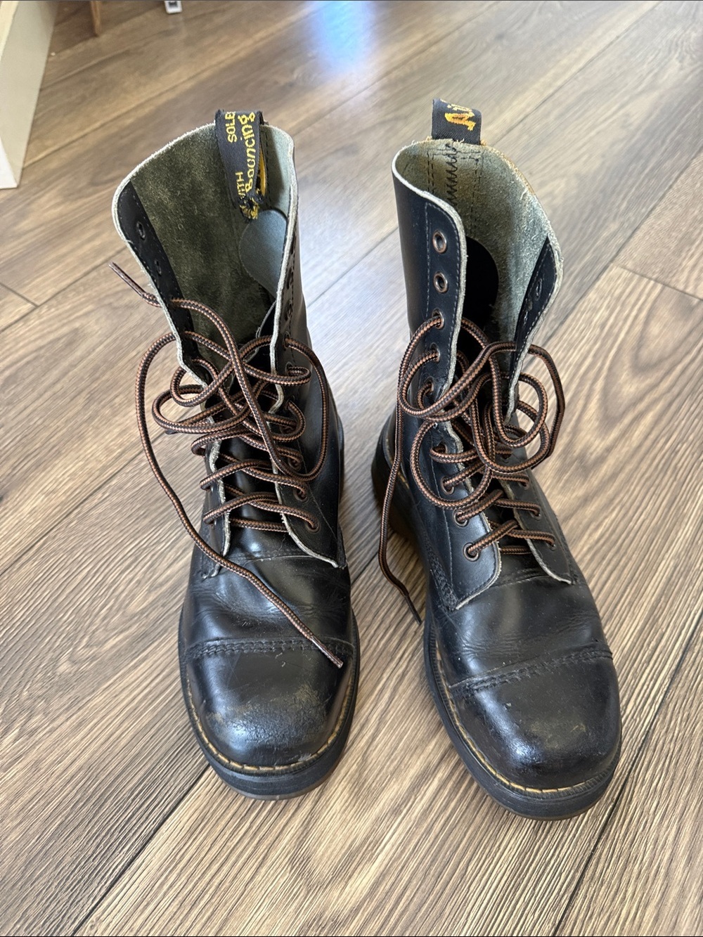 Dr. Martens Vintage Made n England 8-Eye Leather Boots Black Cap Toe Grunge Punk - Picture 3 of 10